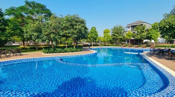 Bể bơi bên trong dự án Hà Đô Charm Villas đã hoàn thiện